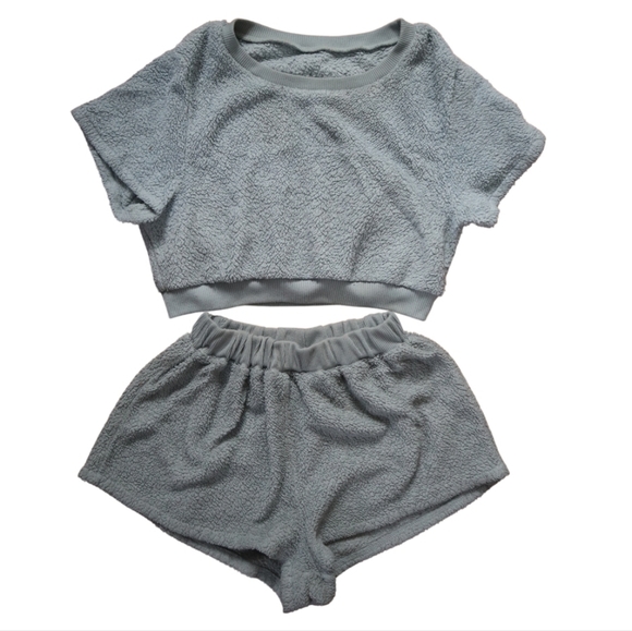 🎁 Free with purchase!! Fuzzy PJ Set Crop Top and Shorts - Picture 2 of 4